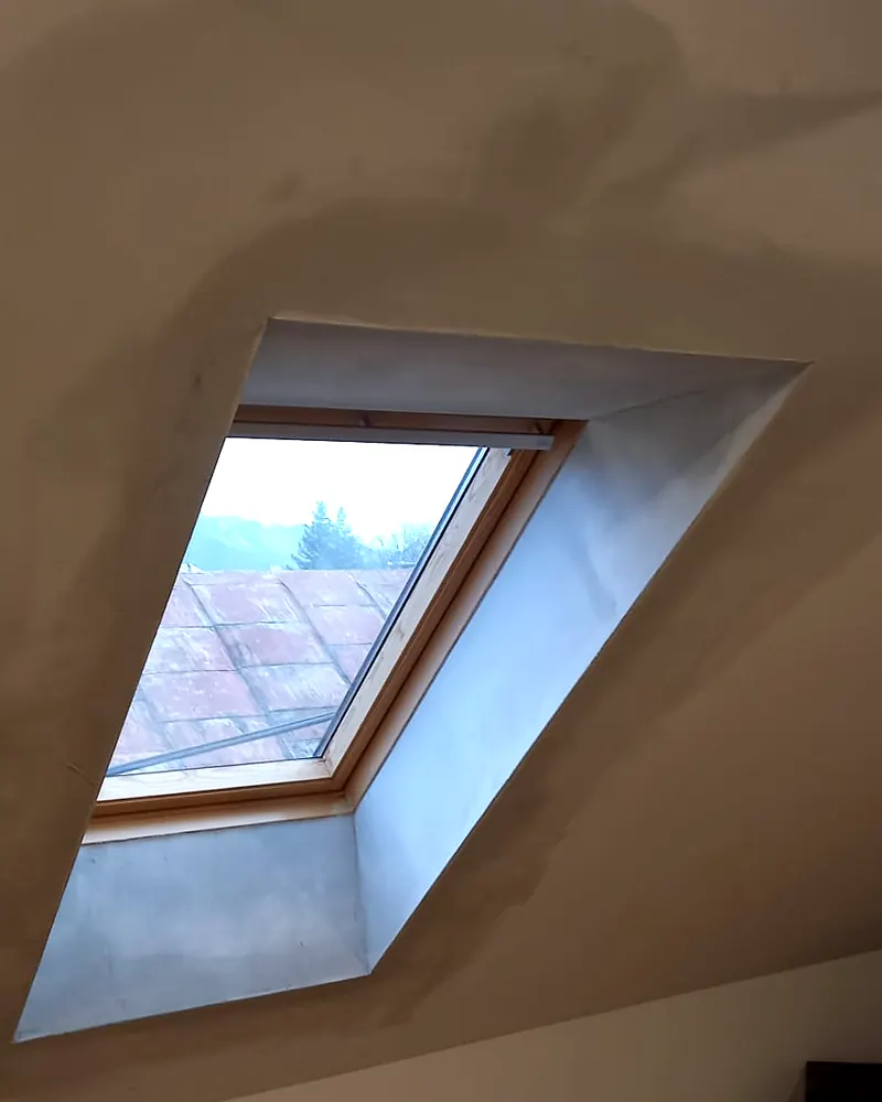 Vlhká škvrna na podhľade okolo strešného okna po zatečení