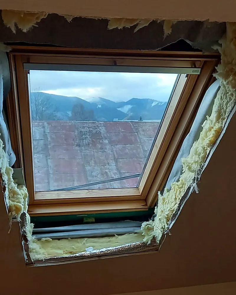 Rozobrané ostenie strešného okna s odhalenou minerálnou izoláciou